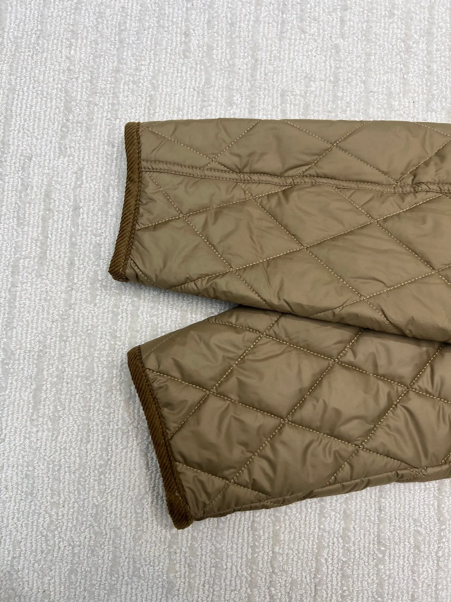 P350 Ralph Lauren logo embroidered diamond plaid corduroy cotton jacket. Exquisite small logo embroidery on the chest, corduroy color-blocked lapels, pocket design showing details, customized accessories, complete with three standards. Size: S M L XL